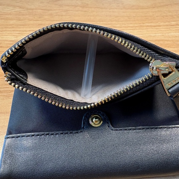 TUMI - Voyageur Compact Flap Wallet, Black, Pristine condition, NWOT - Picture 6 of 8
